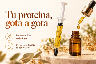 La proteína en jeringa y un frasco con gotero para dosificar gota a gota